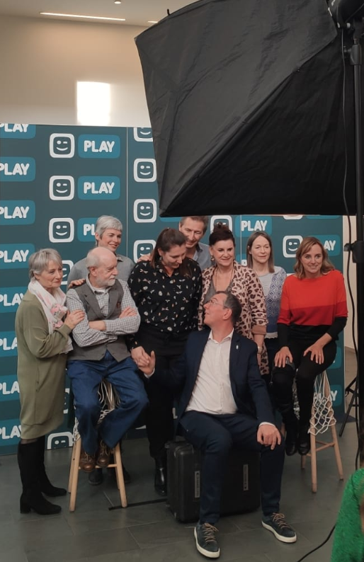Netzty's tweet photo. @xanderycke Eergisteren de show online bekeken, vandaag dit op het werk tegenkomen. Please send help (of witte make-up). https://t.co/vYbO5dWD23