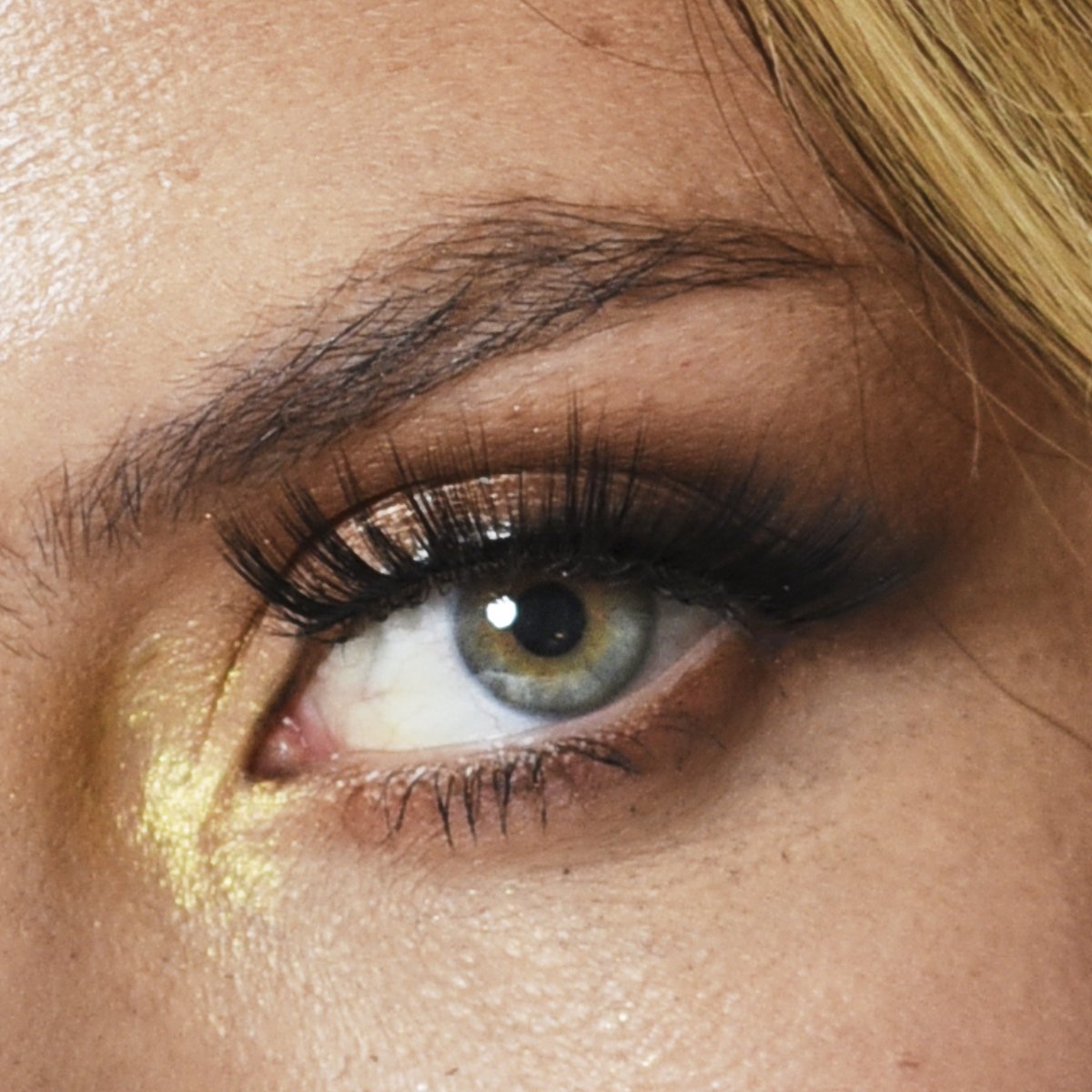 skin_gb's tweet photo. NYE is here! Who's ready to celebrate tonight?! 🎆🎇 Tag us in your looks 😍 

#beauty #cosmetics #makeup #skin #feelgoodformulas #ukbeauty #beautybrand #onlinebeauty https://t.co/jIJMzUrnyD