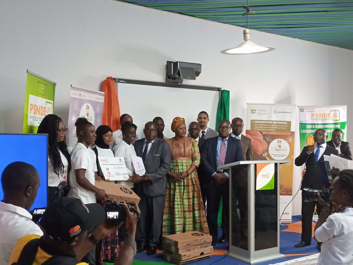 JeffAmann_'s tweet photo. #CivAgriHack l L'équipe Super woman, victorieuse de @CivAgriHack 2019 répart avec 2,5 million de FCFA  et  5 ordinateurs... pour leur plateforme de valorisation des produits agricoles.
@CivAgriHack #CivAgriHack #Psndea #Ict4Ag #CIV225🇨🇮 https://t.co/knheeg7z9d