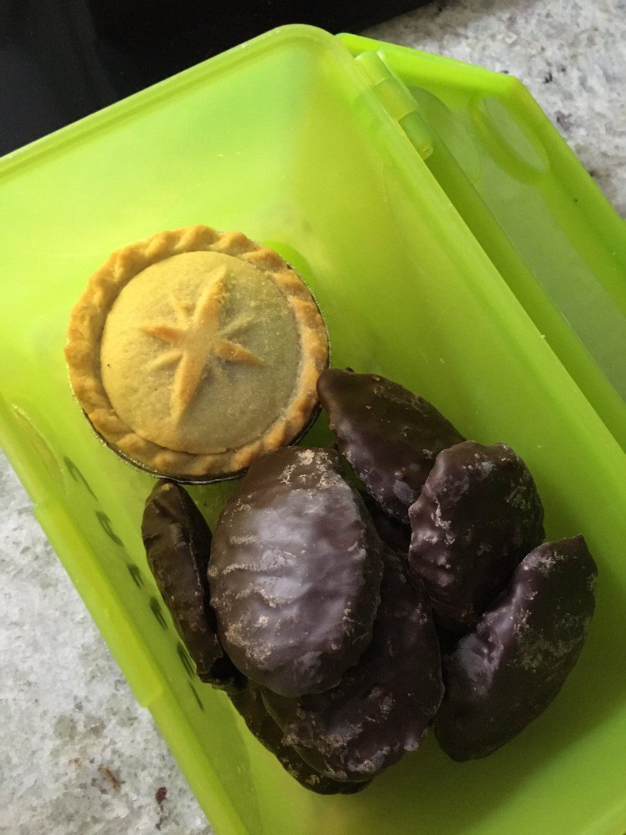 Giulia_Indy's tweet photo. #mincepie and #chocolate ricciarelli di Siena. Now it’s #Christmas 😋🎄😋 #italianfood #dolcidisiena #btposse #notgoodfordogs #goodforhumans 😂😂😂 https://t.co/aHzs9RK1kX