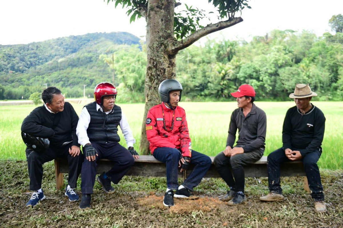 Datang dengan sepeda motor dan sepatu masih berlumur lumpur, saya sempat mampir dan berdialog dengan beberapa petani Desa Pa Api, di Nunukan, Kalimantan Utara, siang tadi.