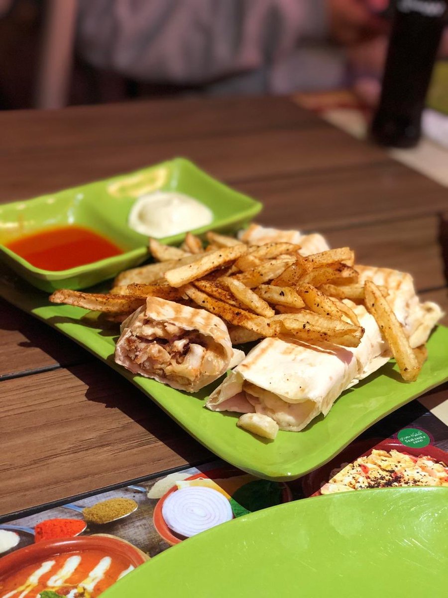 ResturantsKsa's tweet photo. مطعم قيڤ مي فايڤ 🤩
مشكل فاطمه (حمص، متبل الشمندر ، متبل)
شاورما السلاطين دجاج بالجبن لذييذه😋
فخار الدجاج مع الارزق لذذييذذ😋
كفتة الدجاج بالجبن انصح فييها حتى اللحم🤤
بيتزا الفصول الاربعه عاديه
كباب الدجاج ما اعجبني 
#مطاعم_الرياض https://t.co/GjDmSlHPqI