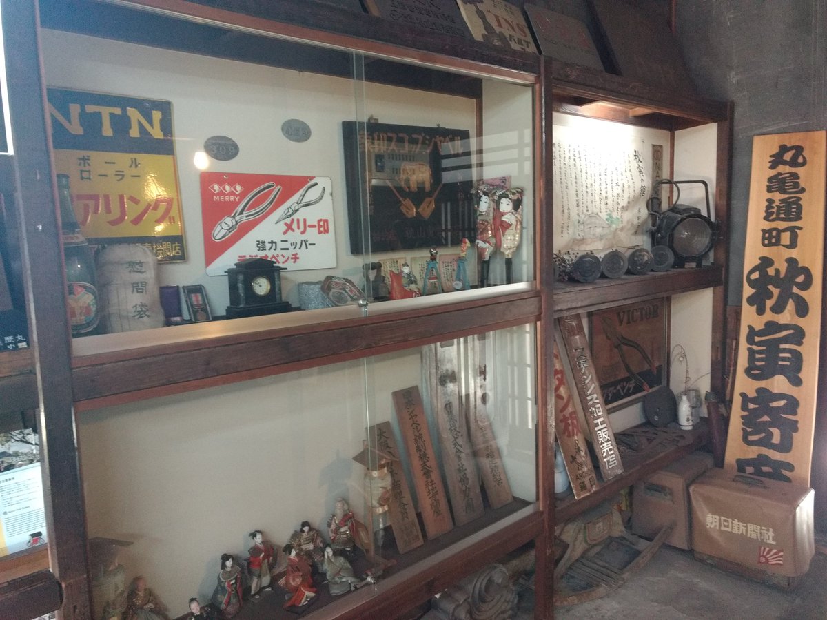 O_kashin's tweet photo. まちの駅"秋寅の館"
商店街と方たちで運営されている無料休憩所🍵
#秋山寅吉商店
#鉄の卸売
#大阪にゆかり
#鋼材商で奉公
#帰郷後に地元で起業
#無料休憩所
#ギャラリー
#トイレもあり
#管理してるおじさんは温かい
#おしゃべり好き
#丸亀市
#香川県 https://t.co/6o04eNzhUu