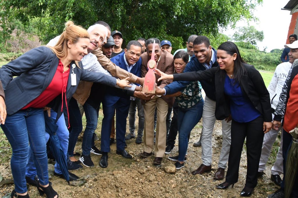 JusticialistaRD's tweet photo. Senador @jcesarvalentin participa en el primer picazo para la construcción del play de El Llano, Pedro García. Los trabajos los realiza @cpadprd y es el resultado de la #VisitasSopresa no. 203 del presidente @DaniloMedina a la provincia de Santiago #ValentinSenador #Valentin2020 https://t.co/LdiC075dMM