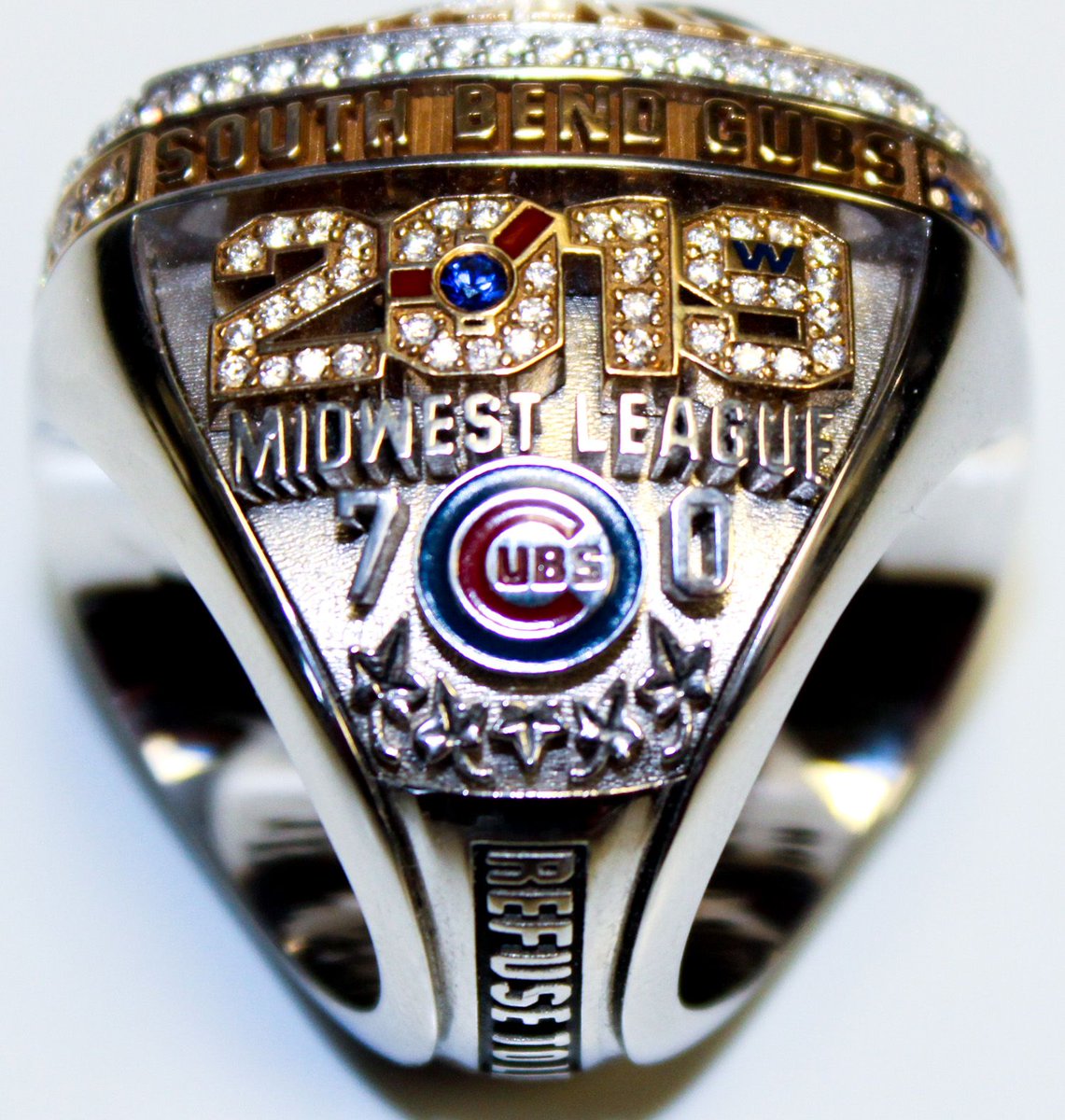 SBCubs's tweet photo. CUBS CHAMPIONSHIP RING FACT #9
Below 2019, five ivy leaves surround the Chicago Cubs logo, representing the five years of @Cubs affiliation so far. #CubsWin #Champions #FlyTheW #RingFacts #SBCubs https://t.co/rUfbG7LzqG