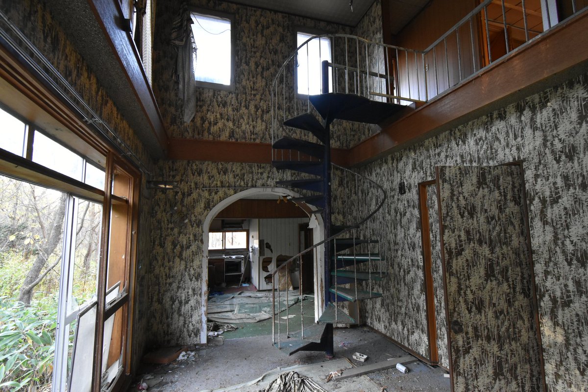 かわうそ 北海道心霊スポットツアー 東神楽町 悪魔の家 農家に囲まれた山道に建つ廃墟 田舎に似つかわしくない螺旋階段のある洋風な作りから心霊スポットと呼ばれるように ただし2階や他の部屋は至って普通の和室である