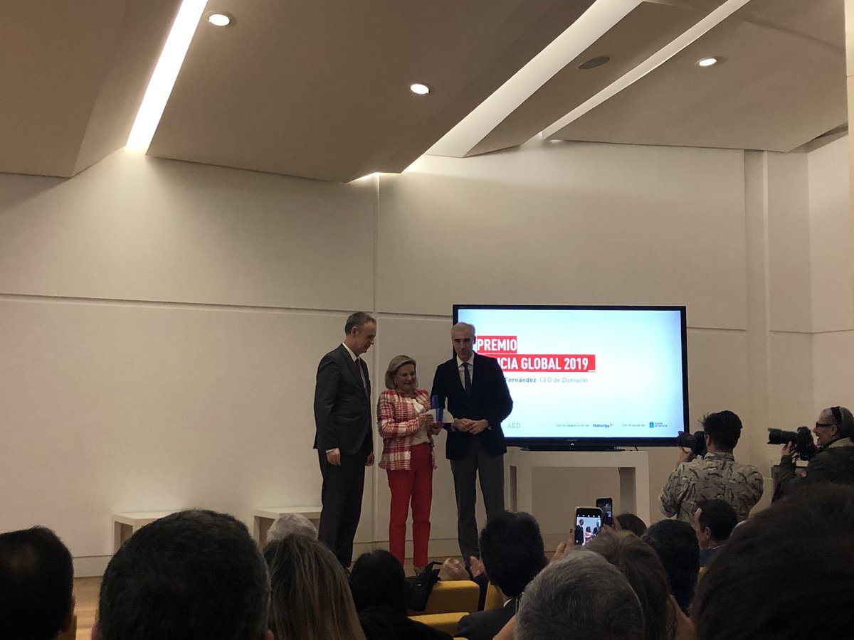 CarlaRUschinsky's tweet photo. Josefina Fernandez recibe el primer premio #Galiciaglobal  de @AedAsociacion , orgullosa de formar parte de una entidad con la imprescindible responsabilidad y sensibilidad para reconocer el liderazgo femenino @galiciacrece @igualdadenarede @amaliabaltar @ExecutivasG @DomusVi_Es https://t.co/4d4pfCcQ1a