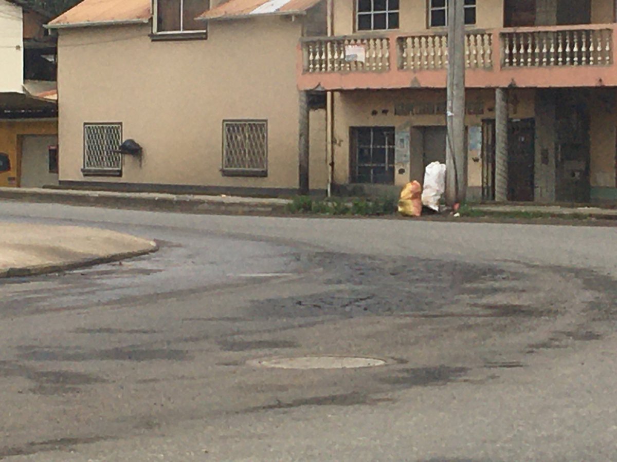 juanferoni's tweet photo. ⁦@tomebamba⁩ ⁦@MunicipioCuenca⁩ una semana después de colocado el asfalto y los baches están presentes, quien controla la calidad de las obras???? Esto está pasando en la Cruz Verde vía a San Joaquín https://t.co/Wp9xswvDwq