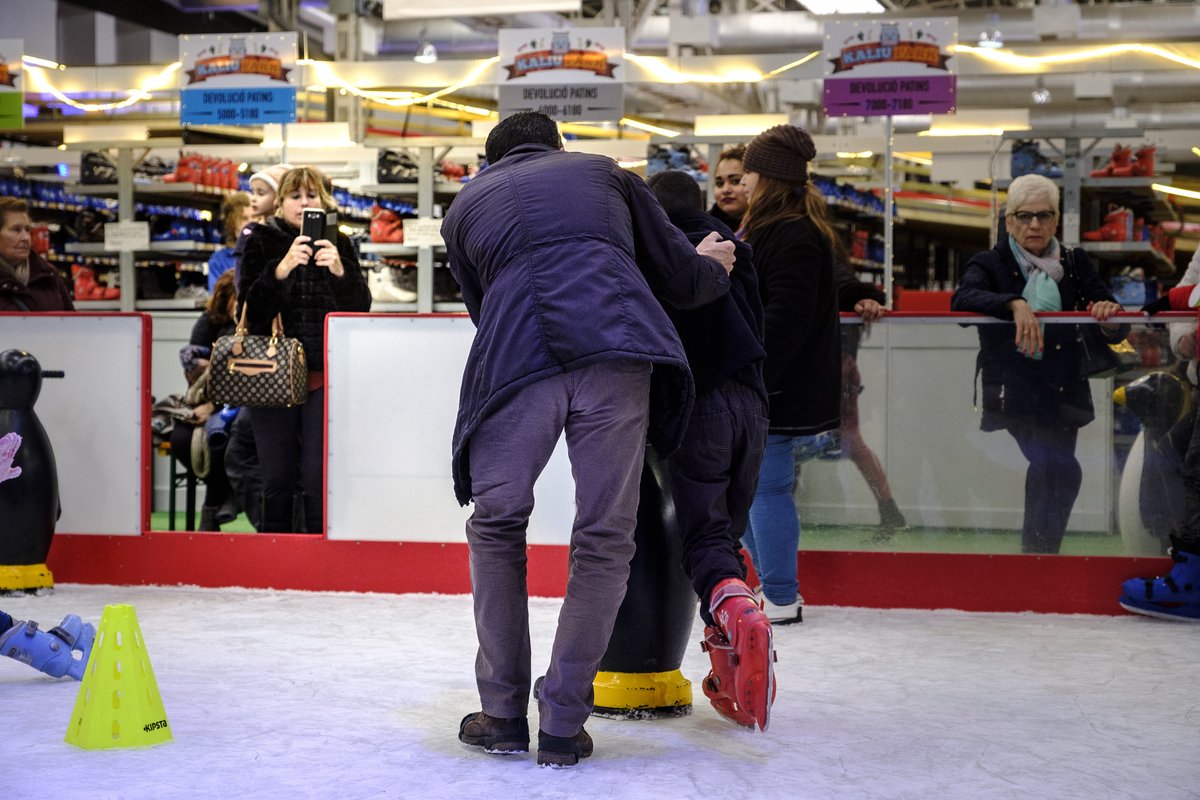 fargahospitalet's tweet photo. ❄️Concurs obert al nostre Facebook!

Regalem tickets per patinar i llençar-se pel tobogan gegant de @KaliuGEL!!⛸️

Entra i participa-hi! I recorda que @KaliuPark estarà obert, a #LaFargaLH, del 20 al desembre al 7 de gener! #NadalLH🎄

▶️https://t.co/xkZW8u66mU https://t.co/qcA1LJv9au