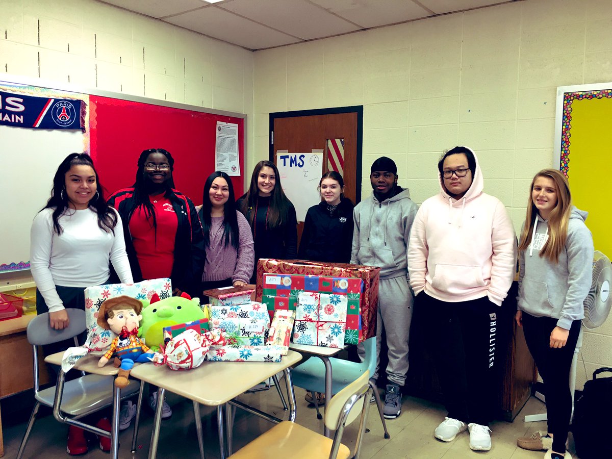 WHS_French_'s tweet photo. Not feeling the holiday spirit? #studentsanta can help with that. Watching @WalthamHS come together for our community is an amazing thing 🎅🏼 🎁 🎄#lafamillede378 @Mrs_Pena_WHS https://t.co/NLcN32q1iB
