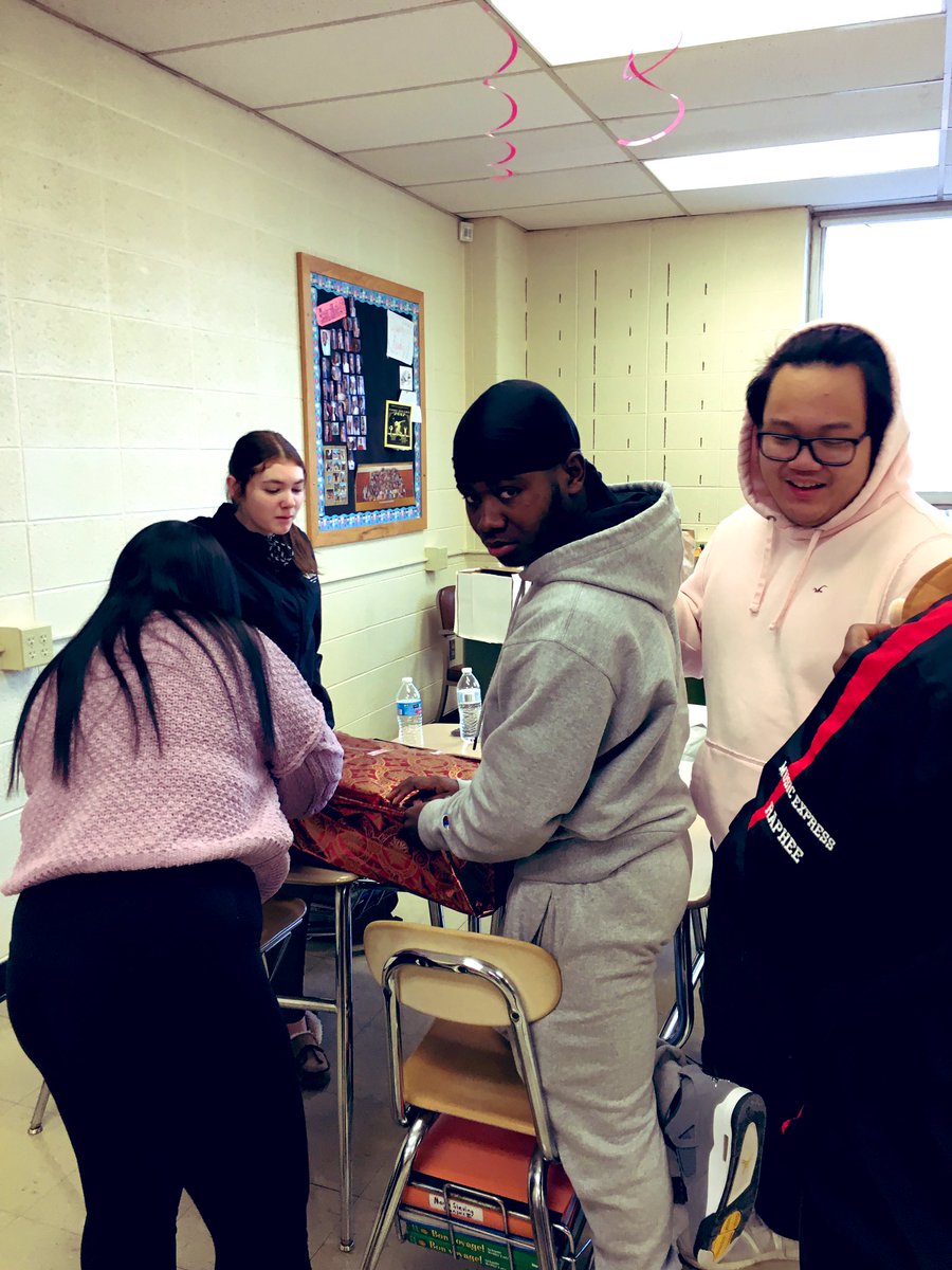 WHS_French_'s tweet photo. Not feeling the holiday spirit? #studentsanta can help with that. Watching @WalthamHS come together for our community is an amazing thing 🎅🏼 🎁 🎄#lafamillede378 @Mrs_Pena_WHS https://t.co/NLcN32q1iB