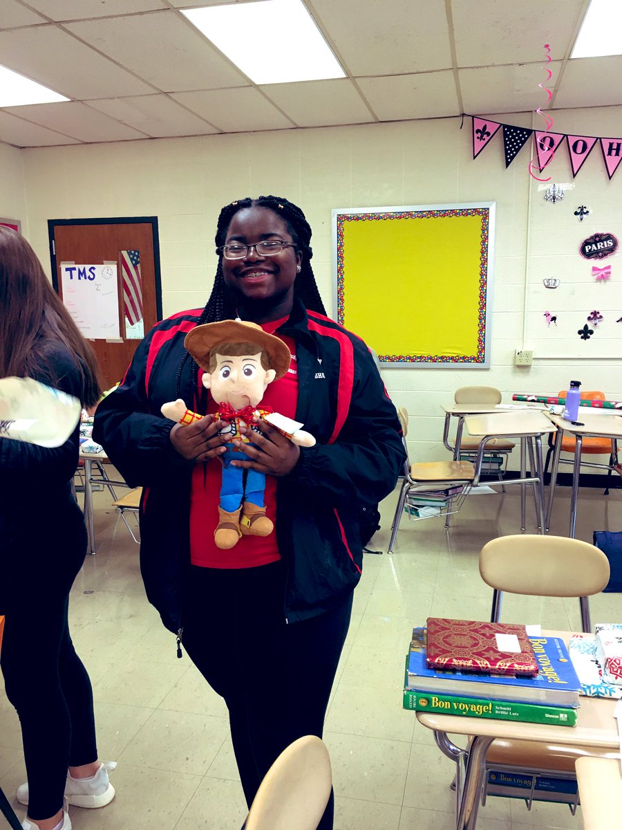 WHS_French_'s tweet photo. Not feeling the holiday spirit? #studentsanta can help with that. Watching @WalthamHS come together for our community is an amazing thing 🎅🏼 🎁 🎄#lafamillede378 @Mrs_Pena_WHS https://t.co/NLcN32q1iB