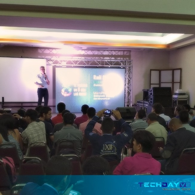 techdayve's tweet photo. El cierre de las sesiones de conferencias de la mañana, estuvo a cargo de Raúl Story @raulstorymikro de la empresa @mikropresente. No te vuelvas un 8 con las redes, fúe el título de esta interesante presentación que acaparó la atención del publico presente en el #TechDayVe. https://t.co/T5u0MZZrml