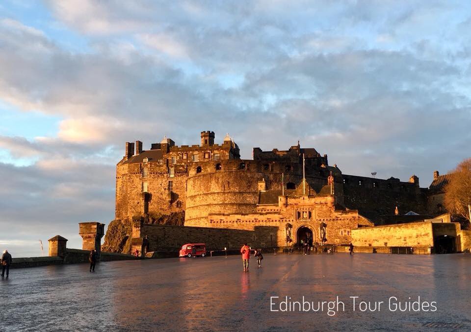 EdinburghGuides's tweet photo. #Edinburgh #castle with the sun shining on it. #December in #Scotlannd can be beautiful https://t.co/bhzWFJT8xz
