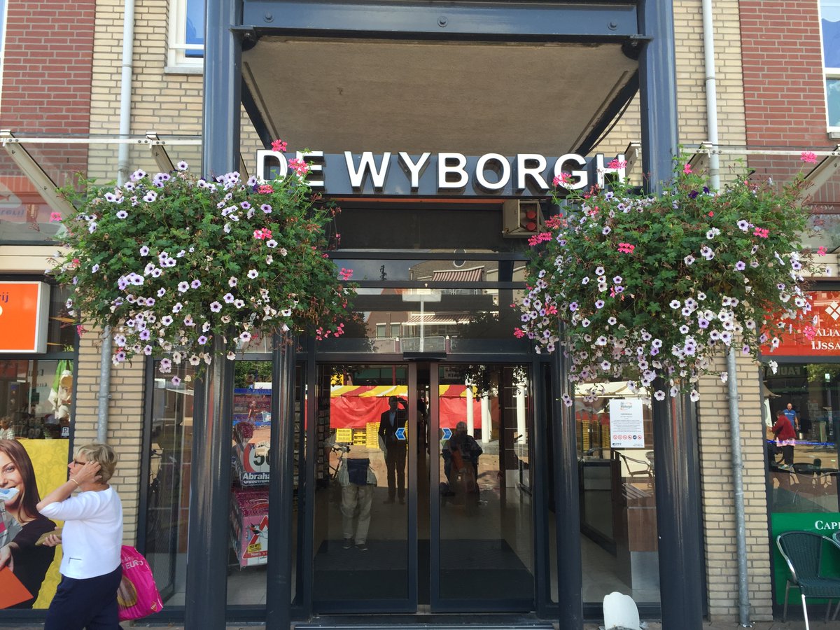 Ben jij een ondernemer die op zoek is naar een winkelpand?

In een winkelcentrum in Westervoort hebben wij meerdere winkelunits beschikbaar!

bit.ly/2CoEmPu