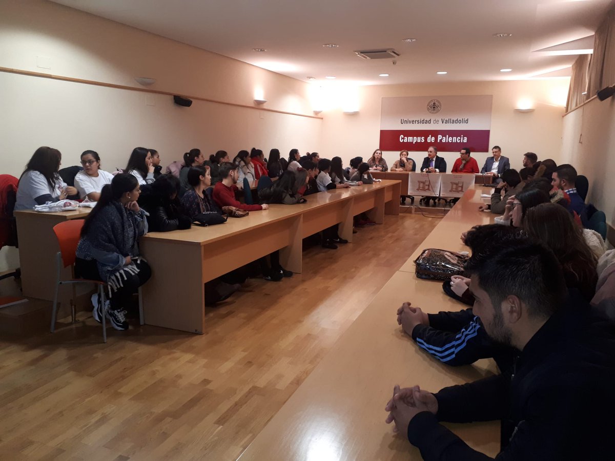 gitanos_org_CYL's tweet photo. Ayer, el equipo #FSGPalencia presentó la campaña #ELPupitreGitano de la @gitanos_org  en la @UVaPalencia  Gran experiencia para tod@s. Gracias a la @EUE_PA por acogernos y gracias a @Palencia_Gob @diputacionPalen  #GerenciaserviciossocialesPalencia por su presencia y colaboración https://t.co/QvPYsjXiWR