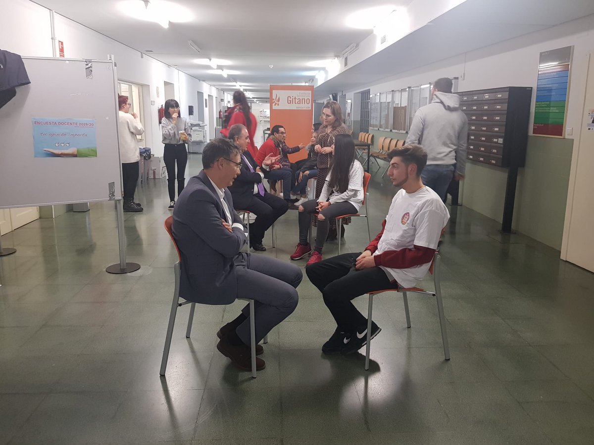gitanos_org_CYL's tweet photo. Ayer, el equipo #FSGPalencia presentó la campaña #ELPupitreGitano de la @gitanos_org  en la @UVaPalencia  Gran experiencia para tod@s. Gracias a la @EUE_PA por acogernos y gracias a @Palencia_Gob @diputacionPalen  #GerenciaserviciossocialesPalencia por su presencia y colaboración https://t.co/QvPYsjXiWR