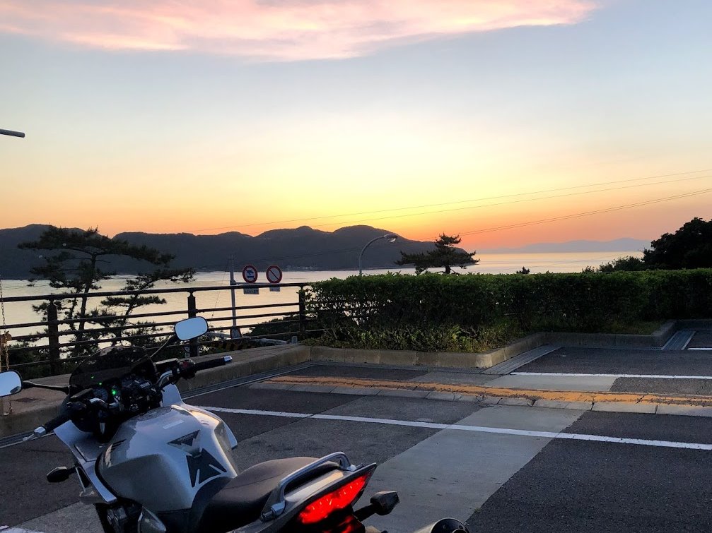 sei_moto08's tweet photo. バイクが変わったので改めて
名前:sei
性別:♂
年齢:19歳
身長:180cm
住み:徳島⇔岡山
車種:CB1300SB / BMW 320dMｽﾎﾟ
好き:ツーリング🏍 / 車🚗 / 猫
嫌い:夜道、あおり運転
一言:2020年は北海道へ...!
#バイク乗りとして自己紹介 
#バイク乗りと繋がりたい 
#バイク好きと繋がりたい https://t.co/saXU6l91ii