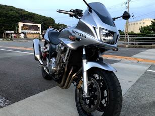 sei_moto08's tweet photo. バイクが変わったので改めて
名前:sei
性別:♂
年齢:19歳
身長:180cm
住み:徳島⇔岡山
車種:CB1300SB / BMW 320dMｽﾎﾟ
好き:ツーリング🏍 / 車🚗 / 猫
嫌い:夜道、あおり運転
一言:2020年は北海道へ...!
#バイク乗りとして自己紹介 
#バイク乗りと繋がりたい 
#バイク好きと繋がりたい https://t.co/saXU6l91ii
