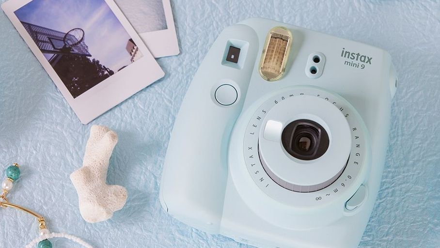 Actualité : Bon plan Noël 2019 – Le Fujifilm Instax Mini 9 Bleu Givré avec 10 vues et un kit déco à 70 € dlvr.it/RLZWgF