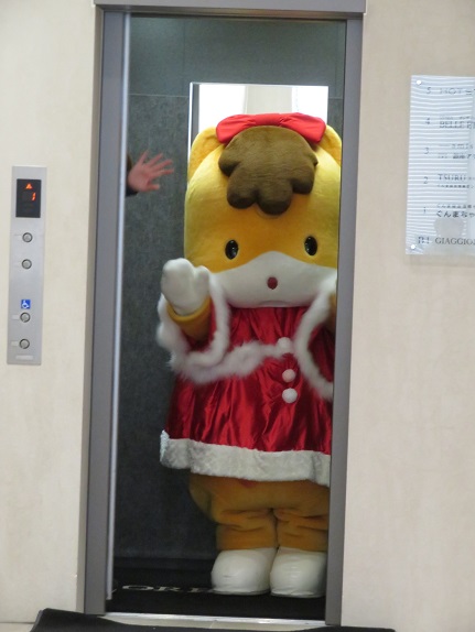 kutakuta71's tweet photo. #mushpot に霧吹きで水をあげる仕事もしてるぐんまちゃん🍄エリンギが3本になってる!!きのこ見てたらおなかがすいちゃったので・・・戻ります😋
#ぐんまちゃん #ぐんまちゃん家
#群馬のものづくり企業技術力 #きのこリウム https://t.co/X6K0RkRb5I