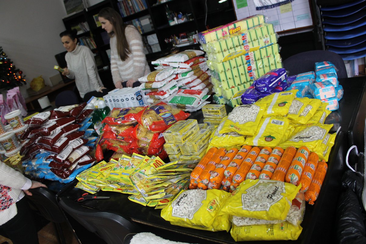 CenterArdhmeria's tweet photo. Today members of the youth center "Ardhmeria" in cooperation with a group of fans "Hithat ,are packaging foodstuffs and clothing, which will be distributed tomorrow for the holidays, and for families in need. #klinayouthchapter #HITHAT https://t.co/vdNa8a5Iyf