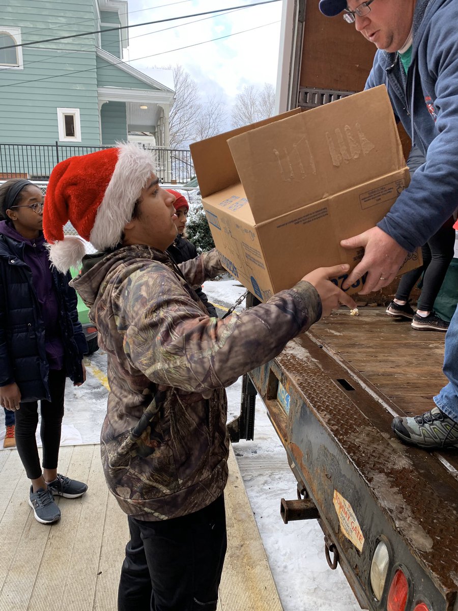 NAMiddle's tweet photo. Students and staff delivered donations to Bread &amp; Roses yesterday. NAMS unloaded 3,867lbs of food and donated $788 in cash and gift cards (our largest monetary donation ever). This was once again a tremendous school wide effort thanks to all in our NAMS family! Thank you! https://t.co/rUY3KqBFYi