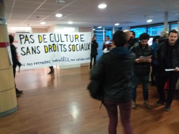 mazoudemetz's tweet photo. La #greve19decembre à #Grenoble
Occupation d'un #poleemploi #Europole contre la #ReformeRetraites
Une quarantaine de #chômeur, #intermittent du spectacle, #saisonnier, #précaires, #travailleur-se-s sociaux-les et représentant-e-s des secteurs en lutte
Via @cgt_spectacle https://t.co/dBEtlsOkRx