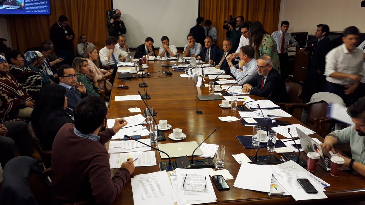 MillaburAdolfo's tweet photo. [AHORA] Presenciando votación ley de cuotas en paridad de género y asignación paritaria de escaños en la futura Constituyente, en la Comisión de Constitución de la Cámara, que a su vez, permitirá avanzar en su votación en la Sala. https://t.co/rU8TMLqvo6