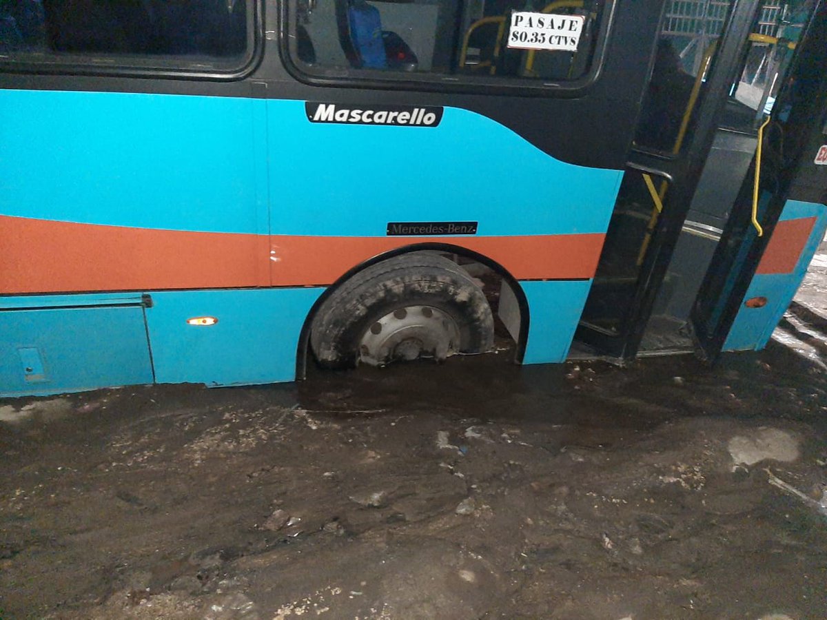 SanSoyapango's tweet photo. Señores de @ANDASV reportamos fuerte fuga de agua en nuestra colonia, la cual esta minando la calle. @FredckBenitez auxilio. https://t.co/FaMi8E7zOL