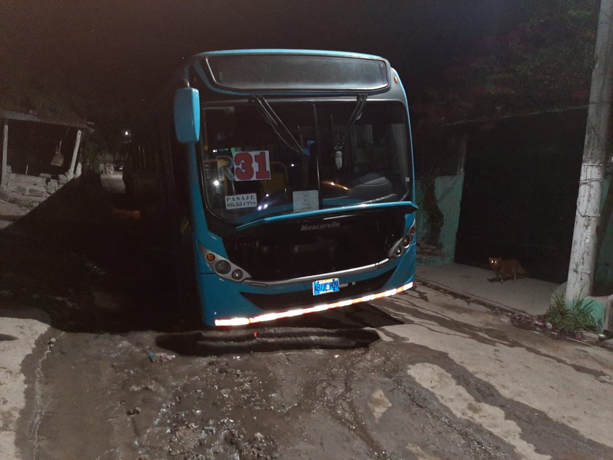SanSoyapango's tweet photo. Señores de @ANDASV reportamos fuerte fuga de agua en nuestra colonia, la cual esta minando la calle. @FredckBenitez auxilio. https://t.co/FaMi8E7zOL