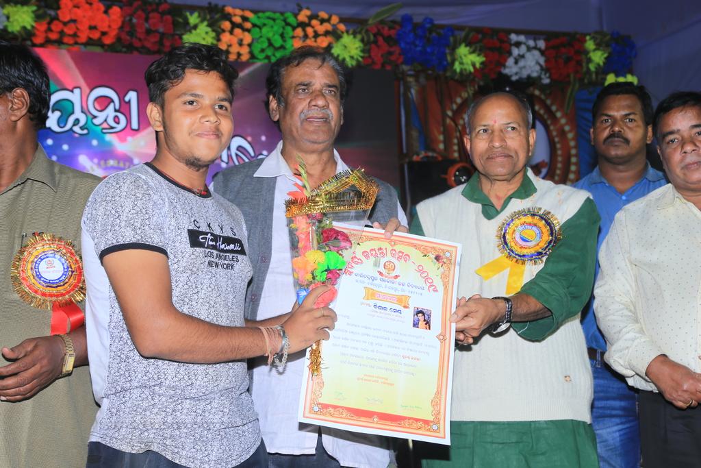 BishalSendha's tweet photo. Received "Best Photography and Videography Award" from Hon'ble Minister Ashok Panda and Badchana MLA Amar Prasad Satapathy.

And my friend @srinibash_samal also felicitated for his interest in Culture and Heritage. https://t.co/6jztM1WMYk