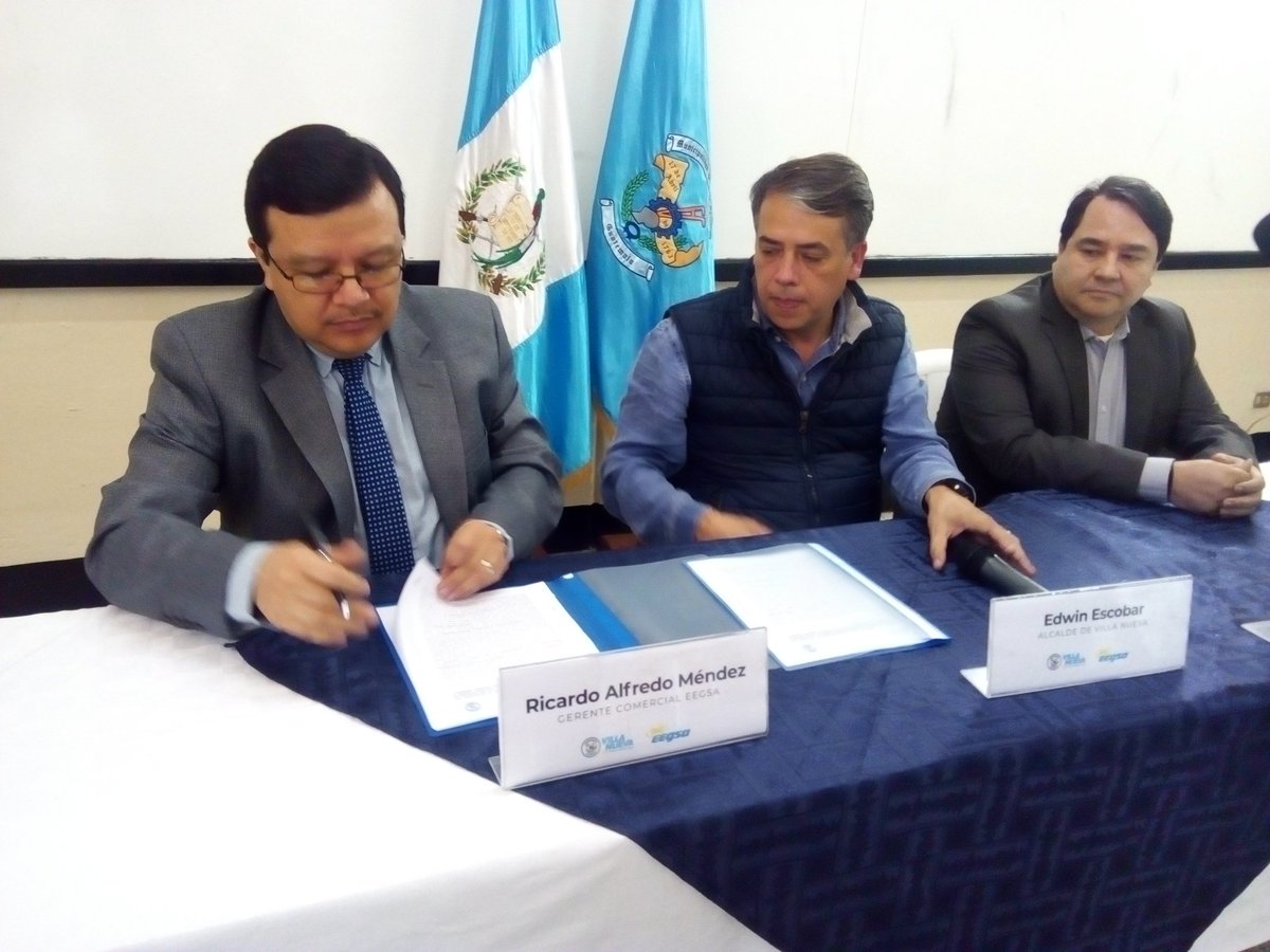 MuniVillaNueva's tweet photo. El convenio entre la @EEGSAGuatemala y la MVN permitirá impulsar estrategias para crear el modelo Smart City. Contempla el uso de la tecnología para facilitar la comunicación entre la comuna y el vecino, así como mejores accesos a los servicios públicos.

@ANAM_Guatemala https://t.co/ypVBw3rmmQ