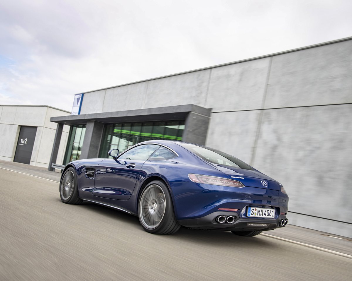 MercedesAMG's tweet photo. [Kraftstoffverbrauch kombiniert: 11,4 l/100 km | CO₂-Emissionen kombiniert: 261 g/km | https://t.co/N3yzMZ6mJd | Mercedes-AMG GT Coupé]

A perfect fit to your sporty lifestyle.

#DrivingPerformance #MercedesAMG #AMGGTFAMILY https://t.co/tez2ysH8vQ