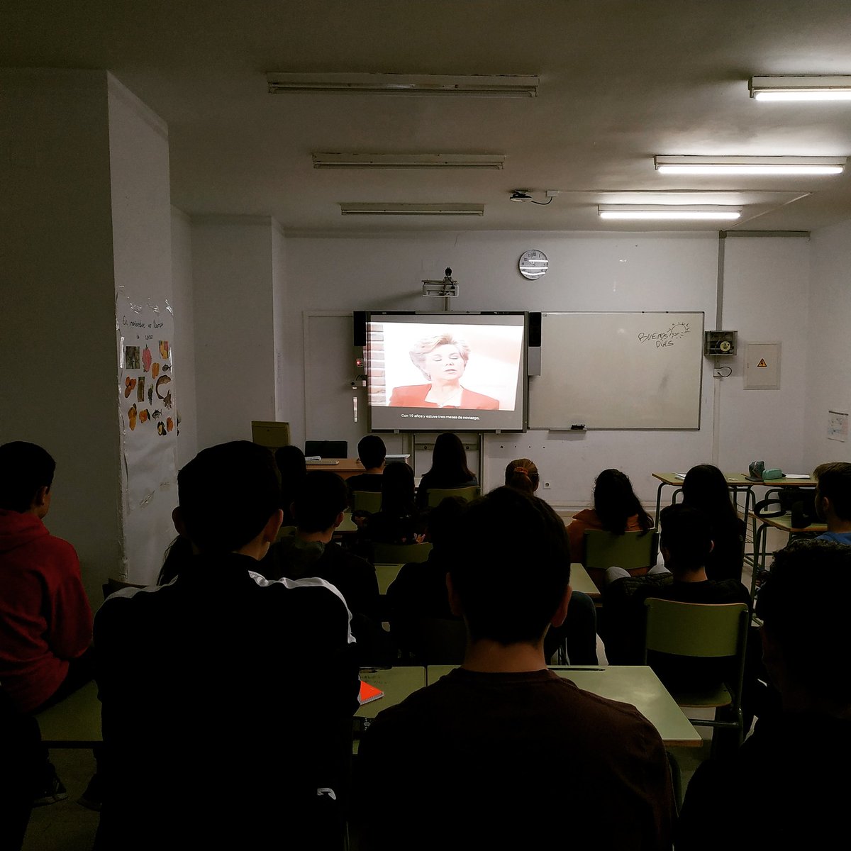 daly2039's tweet photo. Ayer a las 10. Porque es nuestro trabajo, porque me niego a ser docente y no inculcar valores feministas, solidarios y antirracistas. No pasaréis, por aquí no, a la pública no la vais a tocar  #iescarloscano #YoElijoLaPública #machismomataarv #SolidaridadIESSotomayor https://t.co/ZORK1BQ52m