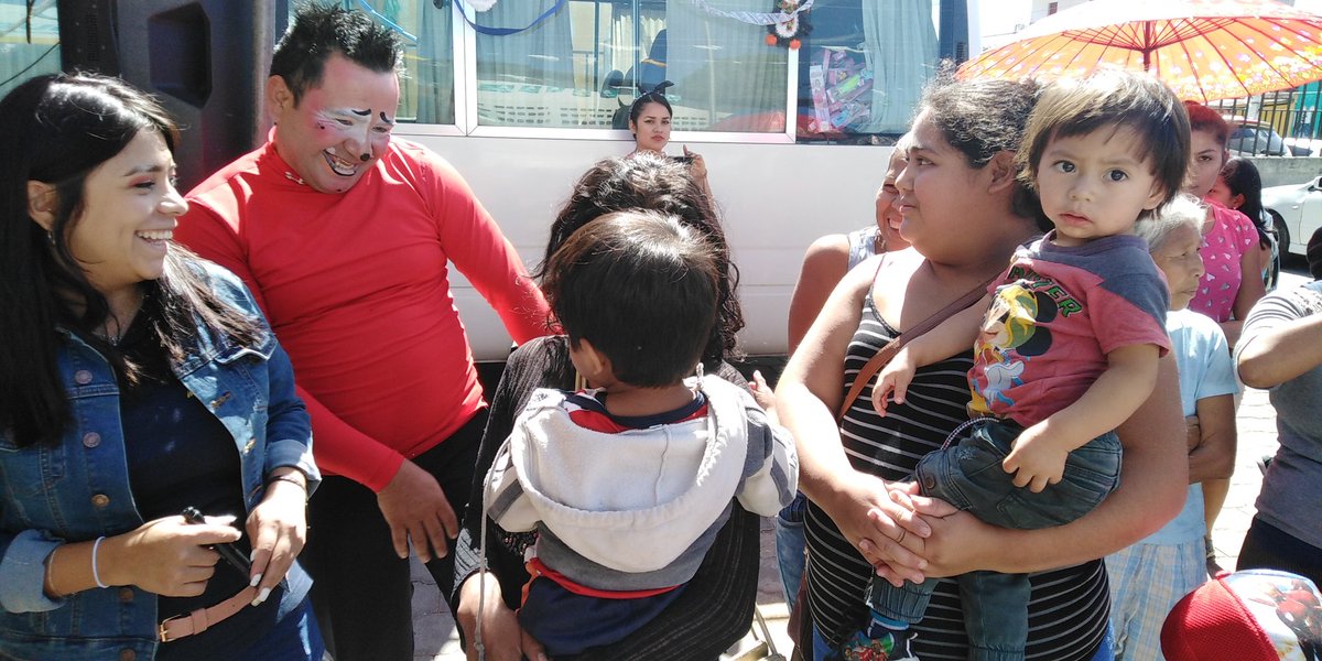 MuniVillaNueva's tweet photo. Manolin de la Coordinadora de la Juventud se une a los super heroes en la entrega de juguetes en el kiosko de #Bárcena #VillaNueva conmemorando la Navidad. #VN100X100 https://t.co/wnoQ7qHGPo