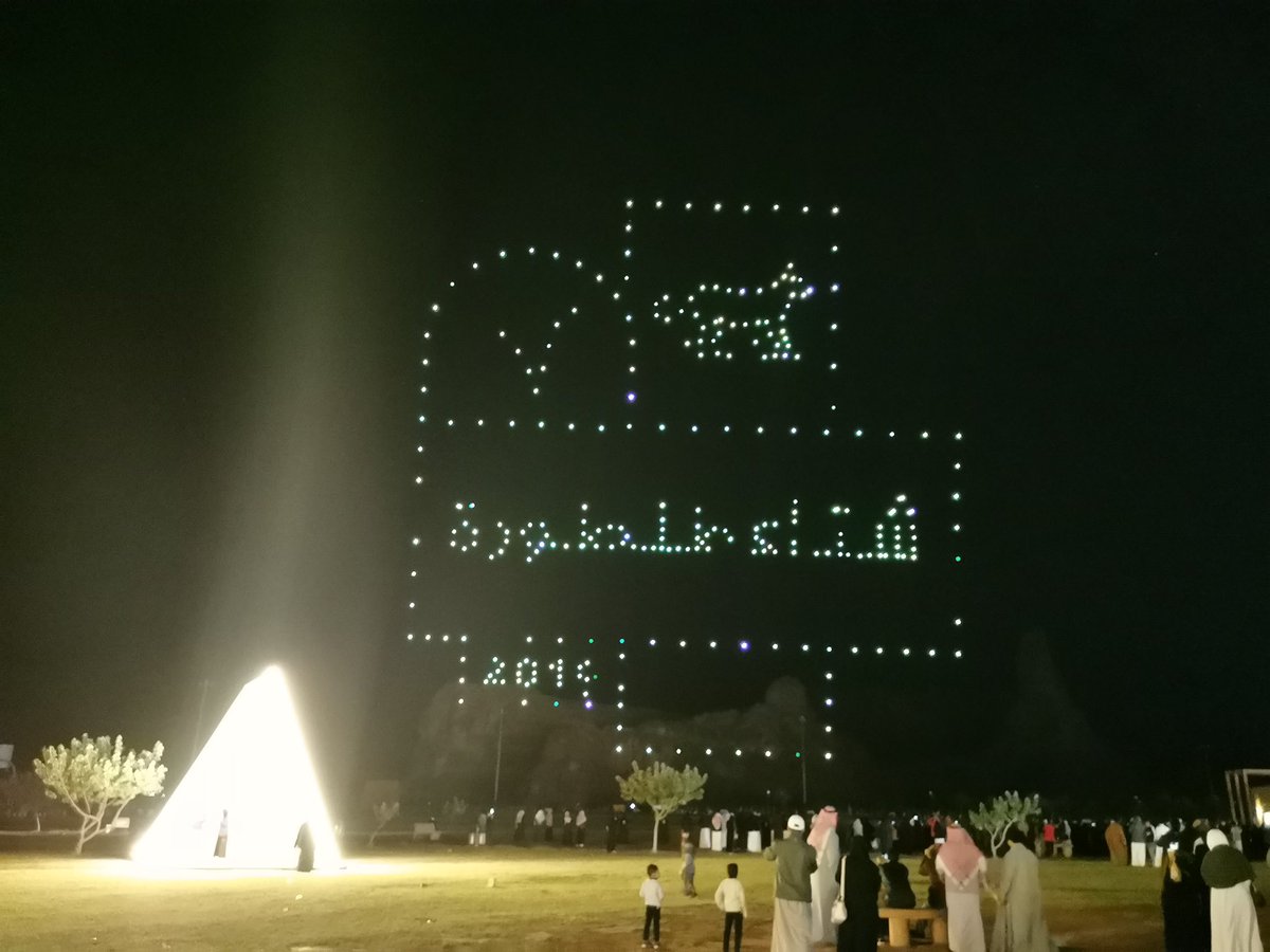 AlUlaMoments's tweet photo. سويًا ❤، احتفى أهالي #العلا وزوّار موسم #شتاء_طنطورة، ببدء موسم الزراعة الشتوي في أرض الحضارات 🍀، وعززت اللوحات البصرية المضيئة التي رسمتها طائرات الدرون، بهجة الأجواء ضمن فعالية "أضواء طنطورة" 😍. https://t.co/hQlRpdqRud