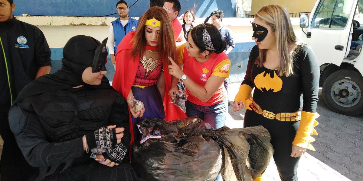 MuniVillaNueva's tweet photo. Manolin de la Coordinadora de la Juventud se une a los super heroes en la entrega de juguetes en el kiosko de #Bárcena #VillaNueva conmemorando la Navidad. #VN100X100 https://t.co/wnoQ7qHGPo