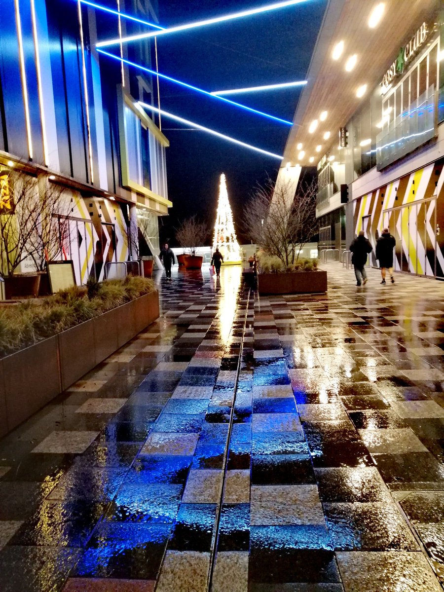 JackieGMs66's tweet photo. Rainy BarCode #LateNightShopping #DrakeCircus #ChristmasShopping https://t.co/Ghdkht1gMs