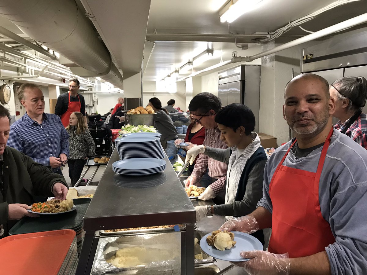 TPS51Div's tweet photo. Thanks to @HavenTorontoCA &amp; everything they do for the community. Officers had a wonderful day today serving out hot meals &amp; gifts with staff. #TOgetherWeAreStronger https://t.co/eVcI549SeH