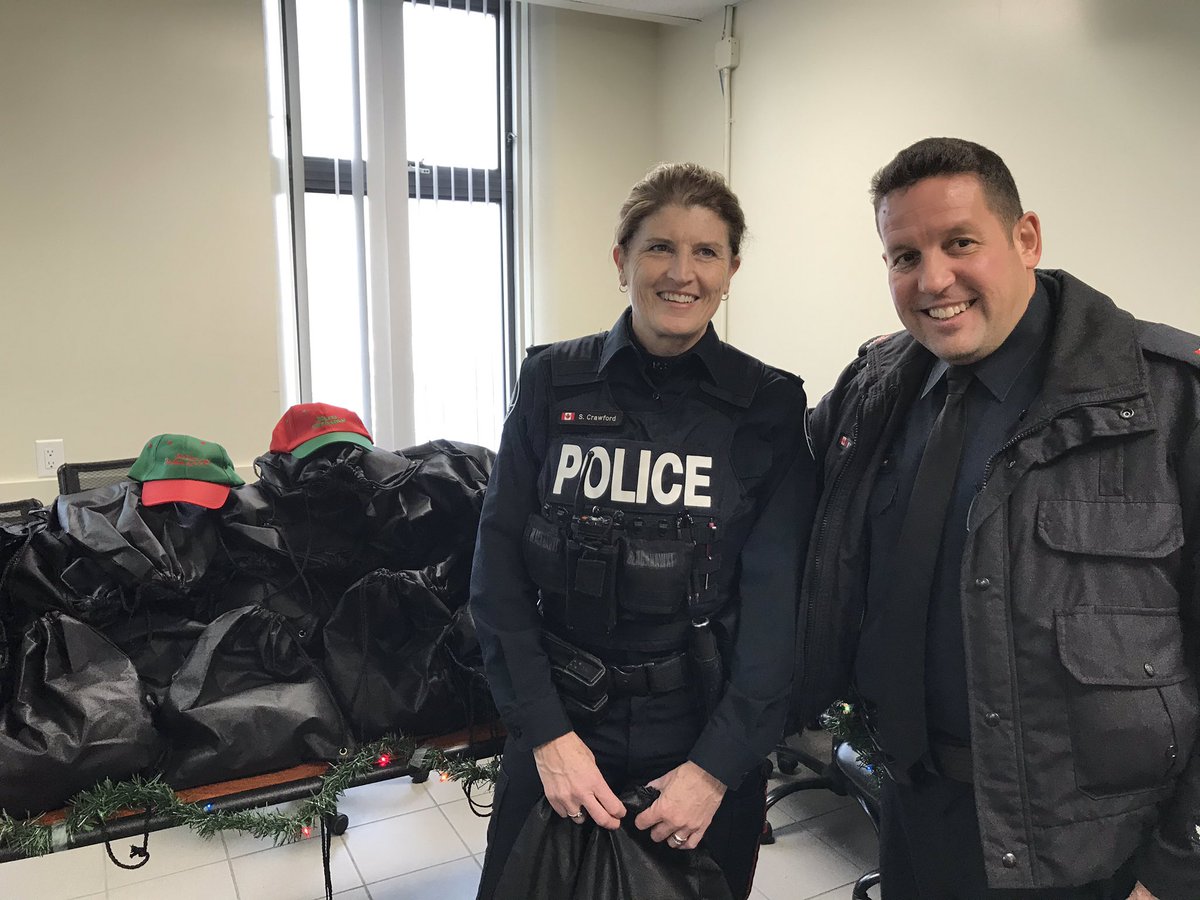 TPS51Div's tweet photo. Thanks to @HavenTorontoCA &amp; everything they do for the community. Officers had a wonderful day today serving out hot meals &amp; gifts with staff. #TOgetherWeAreStronger https://t.co/eVcI549SeH