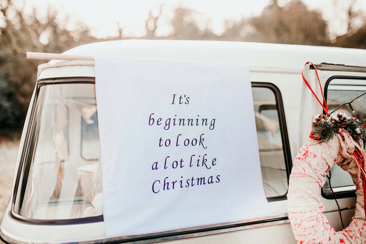 lovedupnorth's tweet photo. If anything is going to make you want to throw on a seasonal sweater &amp; sing Mariah Carey at the top of your lungs, it’s this insanely #Christmas-sy pre-#wedding shoot.
https://t.co/xjIeA9IGDl Pics Nikki Paxton Photography &amp; Film https://t.co/fwRdz50Css