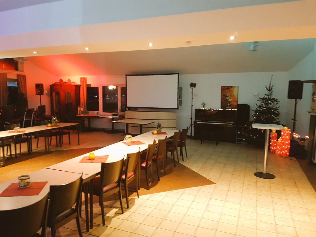 SingBunt's tweet photo. Bereit für die #Weihnachtsfeier! #SingBUNT! #Dortmund https://t.co/9ST6CsyqLa