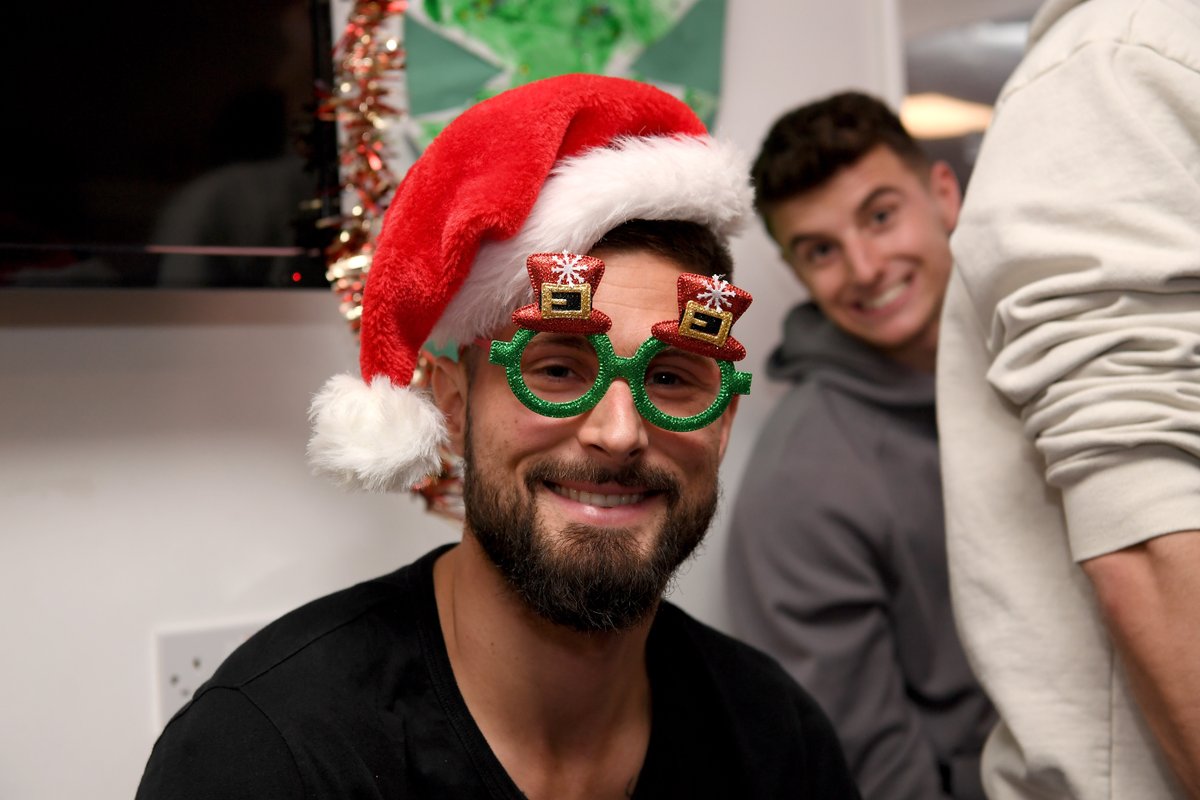 ChelseaFC's tweet photo. Not sure what we like more... The @_OlivierGiroud_ look or the @MasonMount_10 photobomb! 👀😂 https://t.co/Jgjtlu9wee