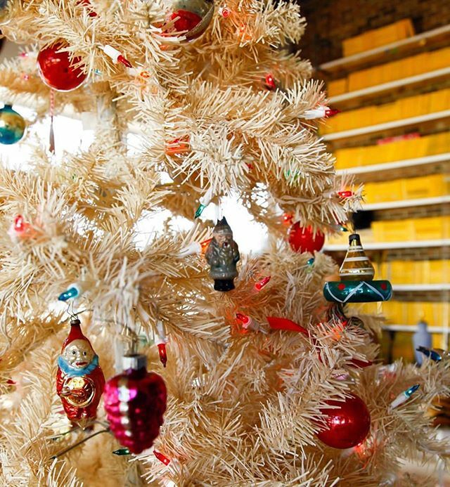 UnionCampNC's tweet photo. GUYSthere’s still time to get a unique &amp; special gift (or gift card! Ahem!) for the ones you love. ❤️ The store is re stocked with even more fab vintage and antique finds andddd I’ve upped my gift wrapping game like you ain’t never! Come and get it!!… https://t.co/fhOJWJlHwU https://t.co/8wSdILbsNY