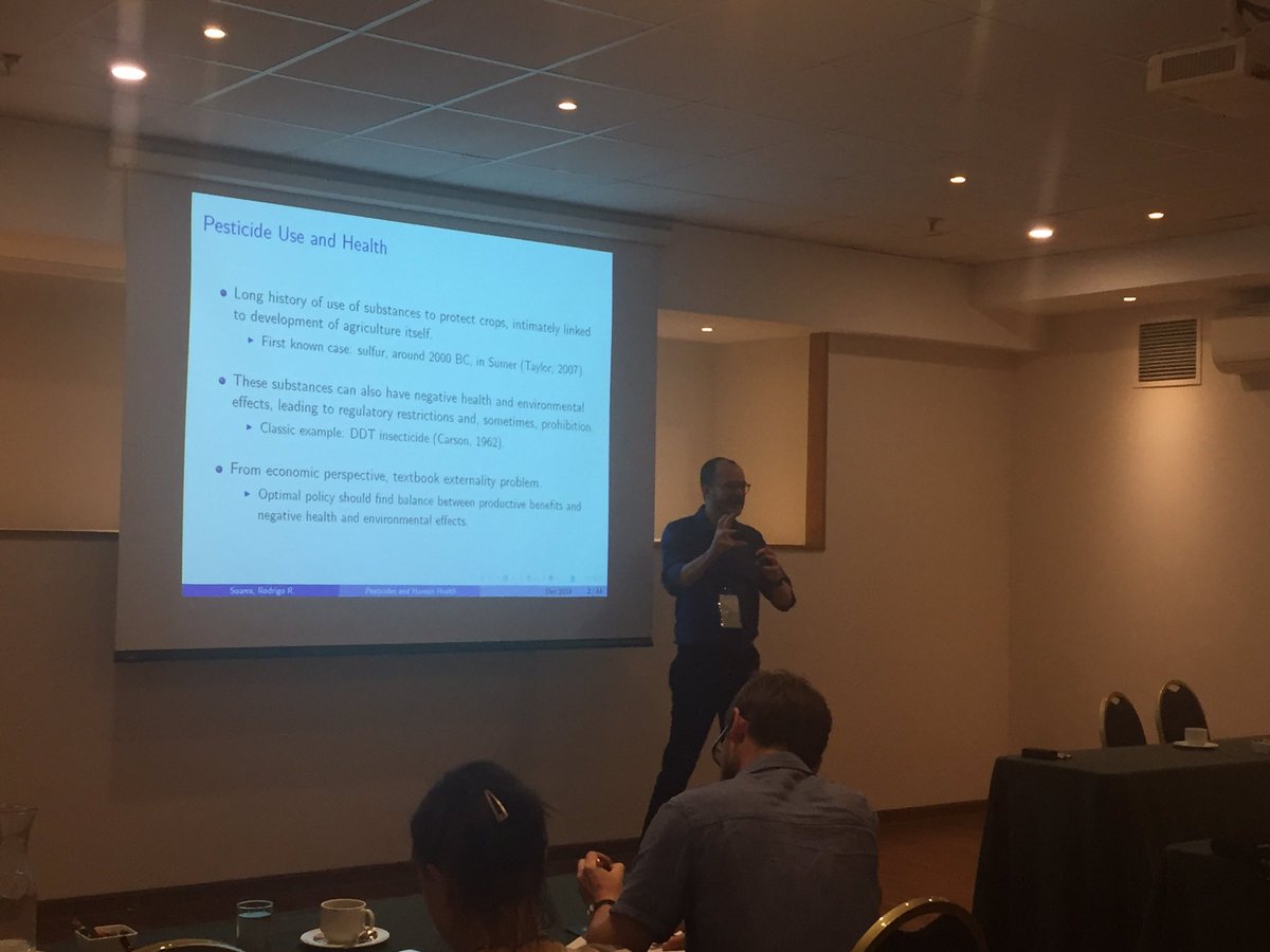 clau_martineza's tweet photo. Rodrigo Soares (Columbia) presenta “Pesticide Use in Agriculture abs Human Health” en 8th Devo Workshop @IE_UC @fenuchile @FEN_UAH https://t.co/haUJjFaxLt