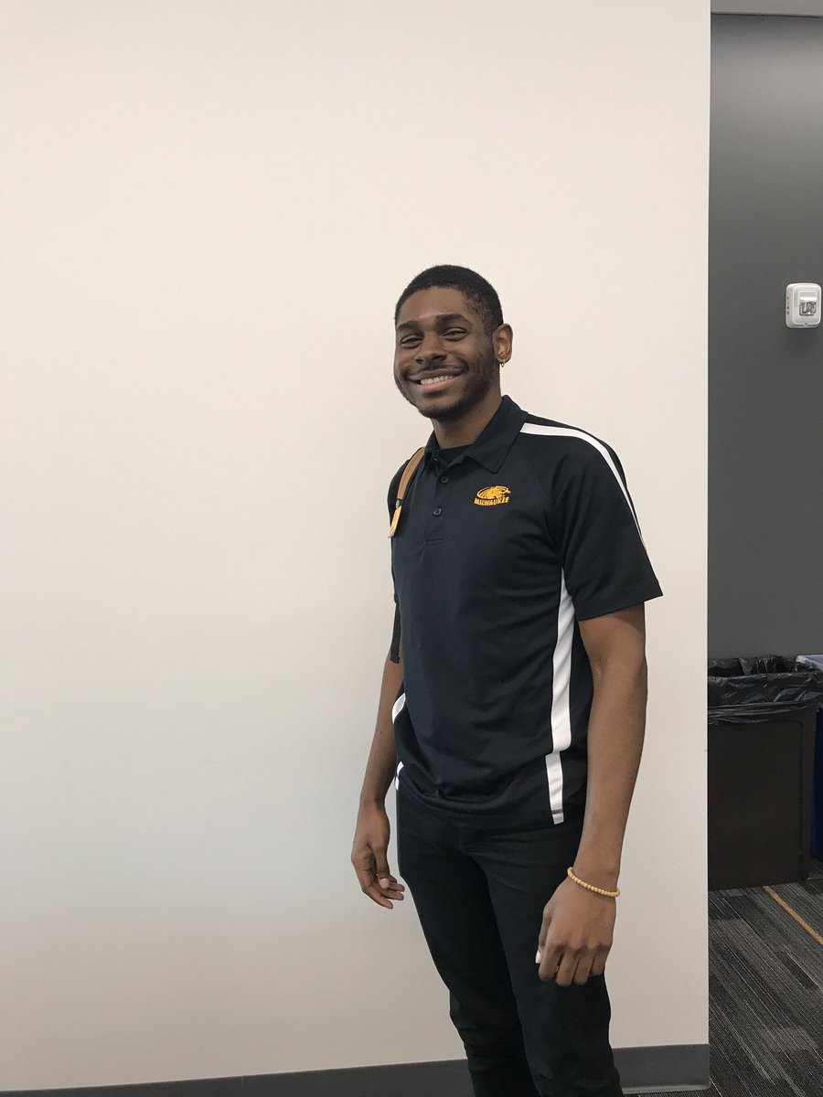 UWMTourGuides's tweet photo. #TourGuideThursday meet Trias! Trias is a sophomore transfer student from Chicago majoring in JAMS &amp; Marketing📝 sign up to come see Trias on a tour over Winter break at https://t.co/ThYtHOVkAt 😎 https://t.co/fWWkrWcWEi
