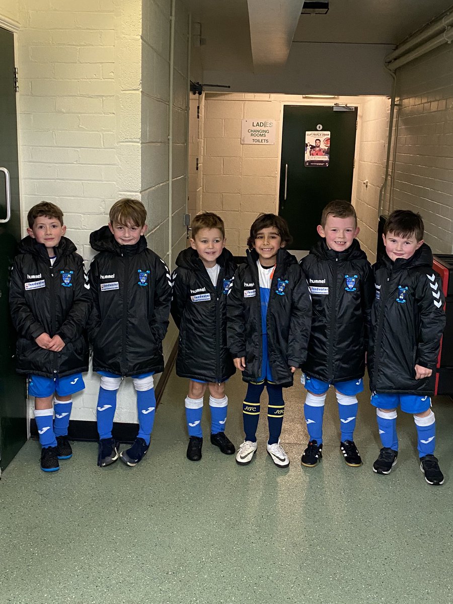 kjwhitey's tweet photo. Massive thanks to @feedwaterLtd &amp; @Missychick08 for sorting these coats out for the boys @Poulton_VicsFC Juve U7s #Grassrootsfootball https://t.co/lH5q8DBE01