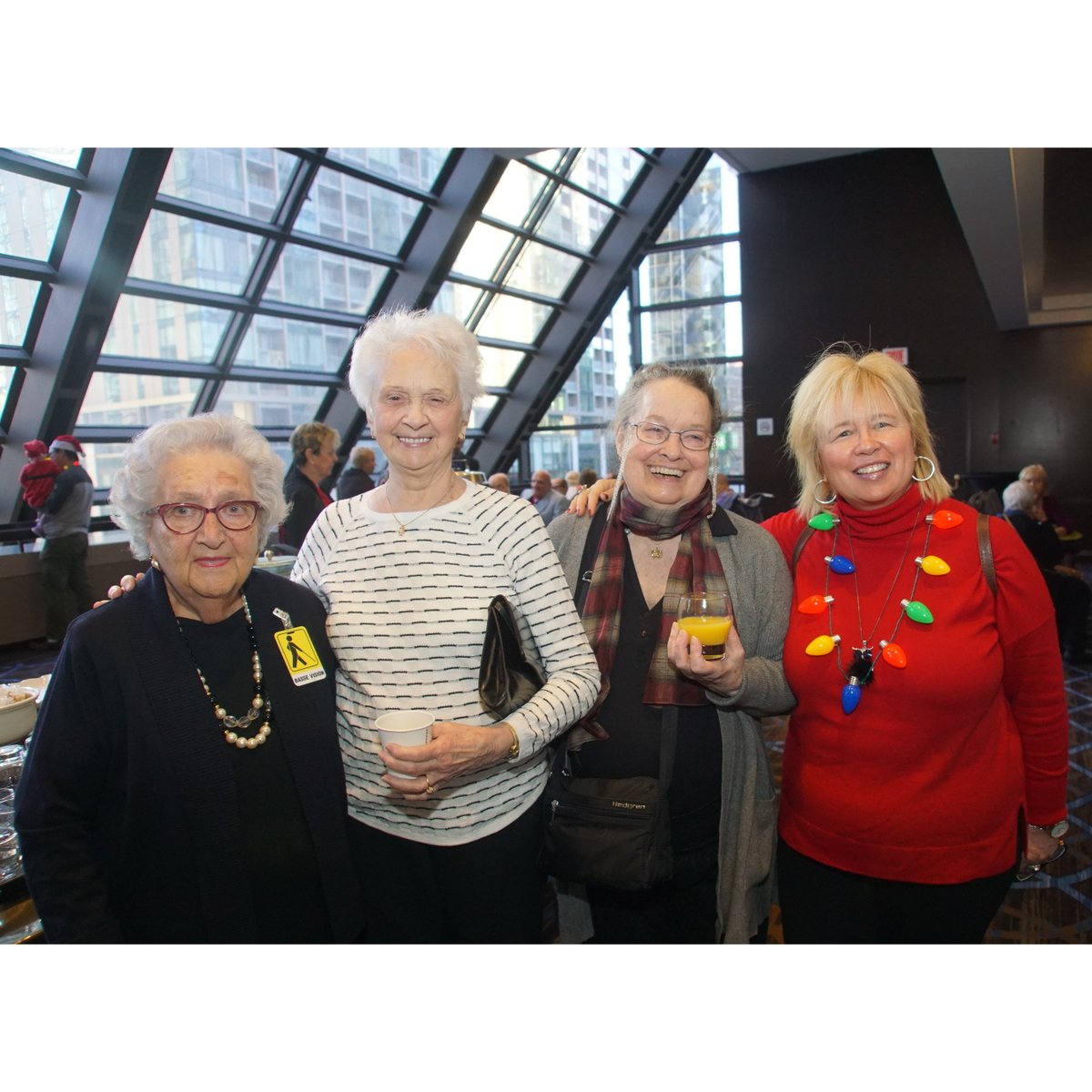 Les 24 et 25 décembre prochains, tous les Grandes Amies et Grands Amis ne pouvant se déplacer seront visités à travers la province par des centaines de bénévoles, alors que se tiendra également le traditionnel dîner de #Noël. #PetitsFrères #Aînés bit.ly/2Z4cFWZ