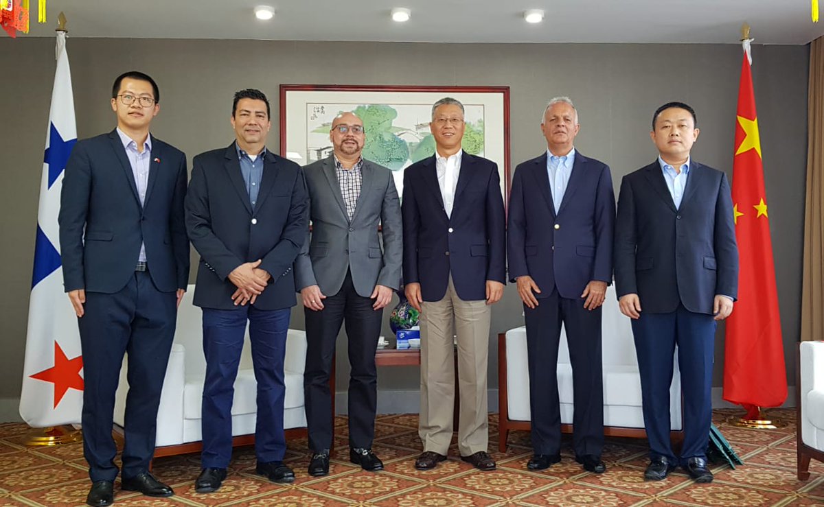 China_Panama's tweet photo. China es el país más poblado con la mayor clase media a nivel global, siendo eje de la demanda mundial y gran generador de oportunidades para productos 🇵🇦.Hoy el emb. @weiasecas sostuvo excelente reunión con altos ejecutivos del Grupo Melo @propanamagob @APEXPANAMA @WangJianPaco https://t.co/mXESlUyDB1